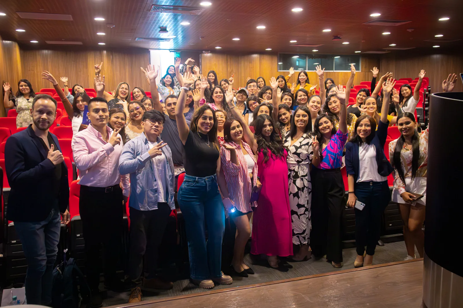 Comunidad Warmi celebrando al cierre de un Demo Day