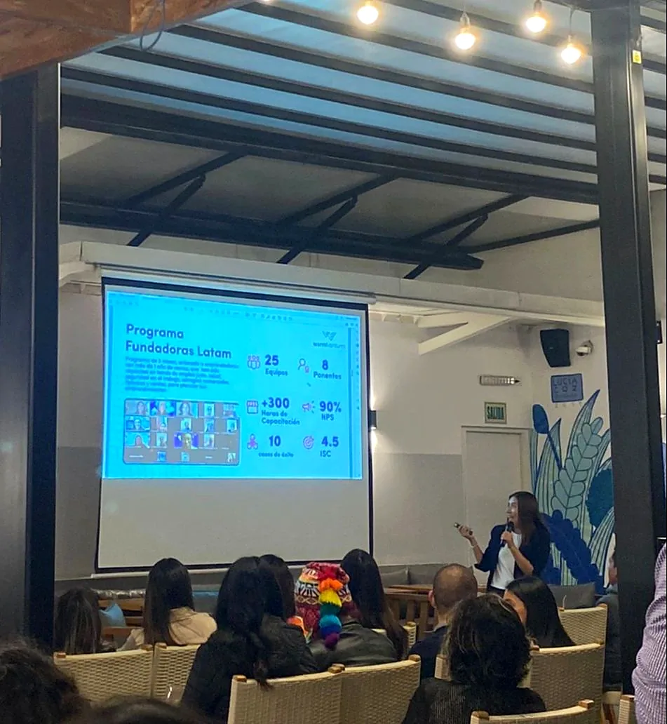 Presentación del programa Fundadoras Latam ante una audiencia