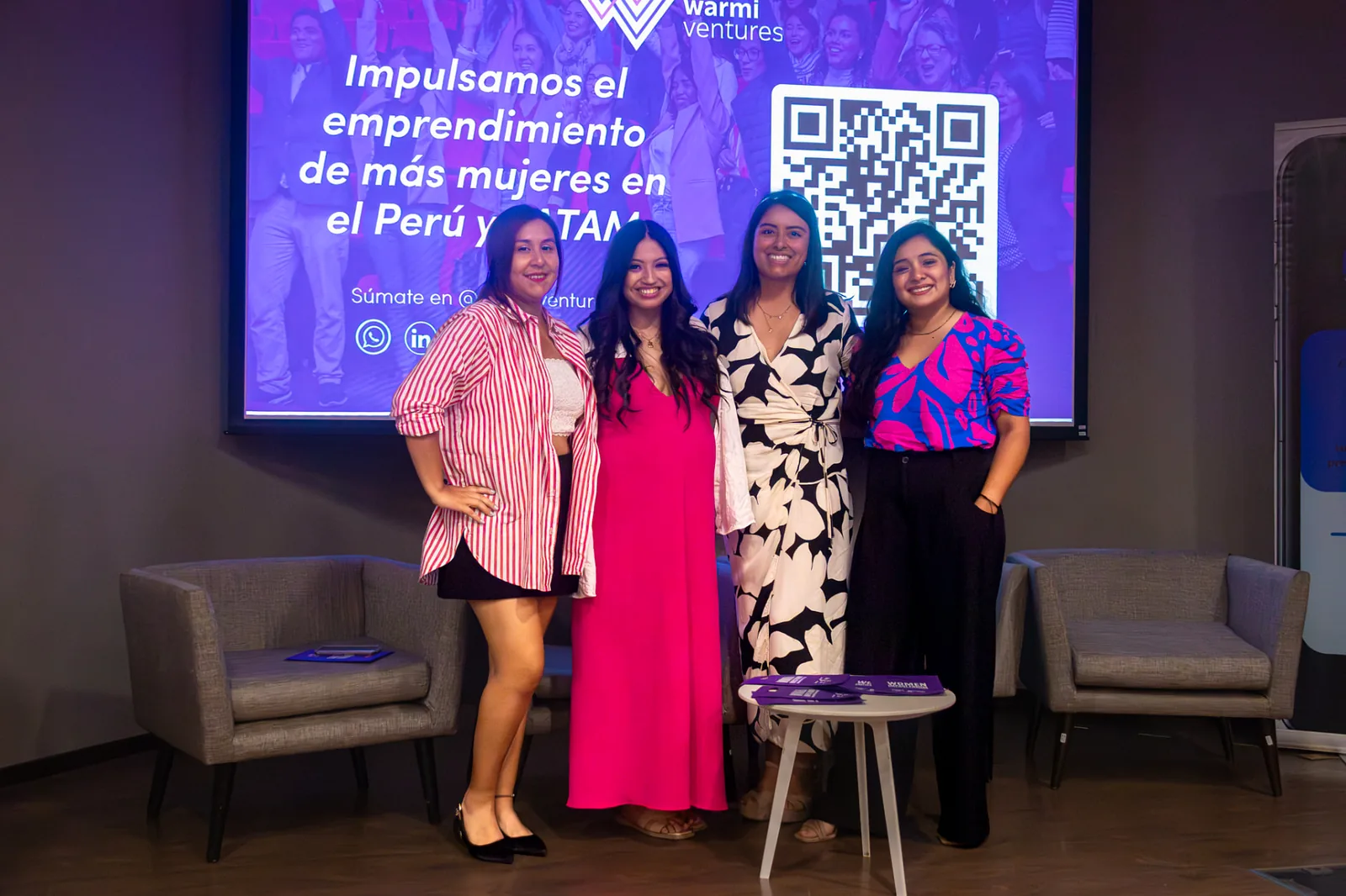 Panel de fundadoras Warmi en el escenario