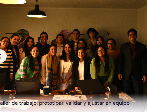 Equipo trabajando en un taller presencial de marketing digital