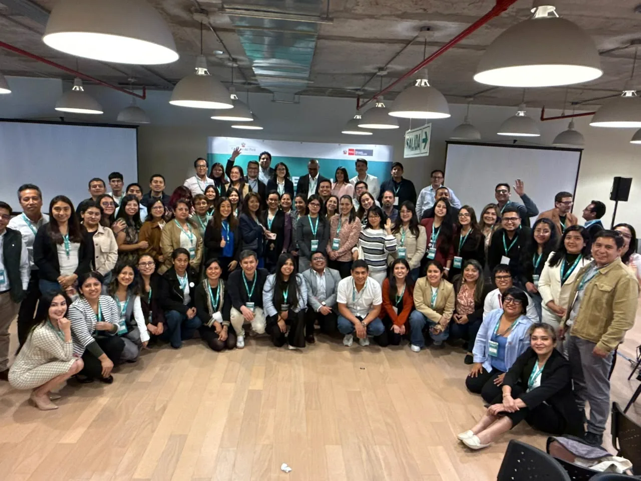 Gran grupo de participantes en un evento de networking en Lima