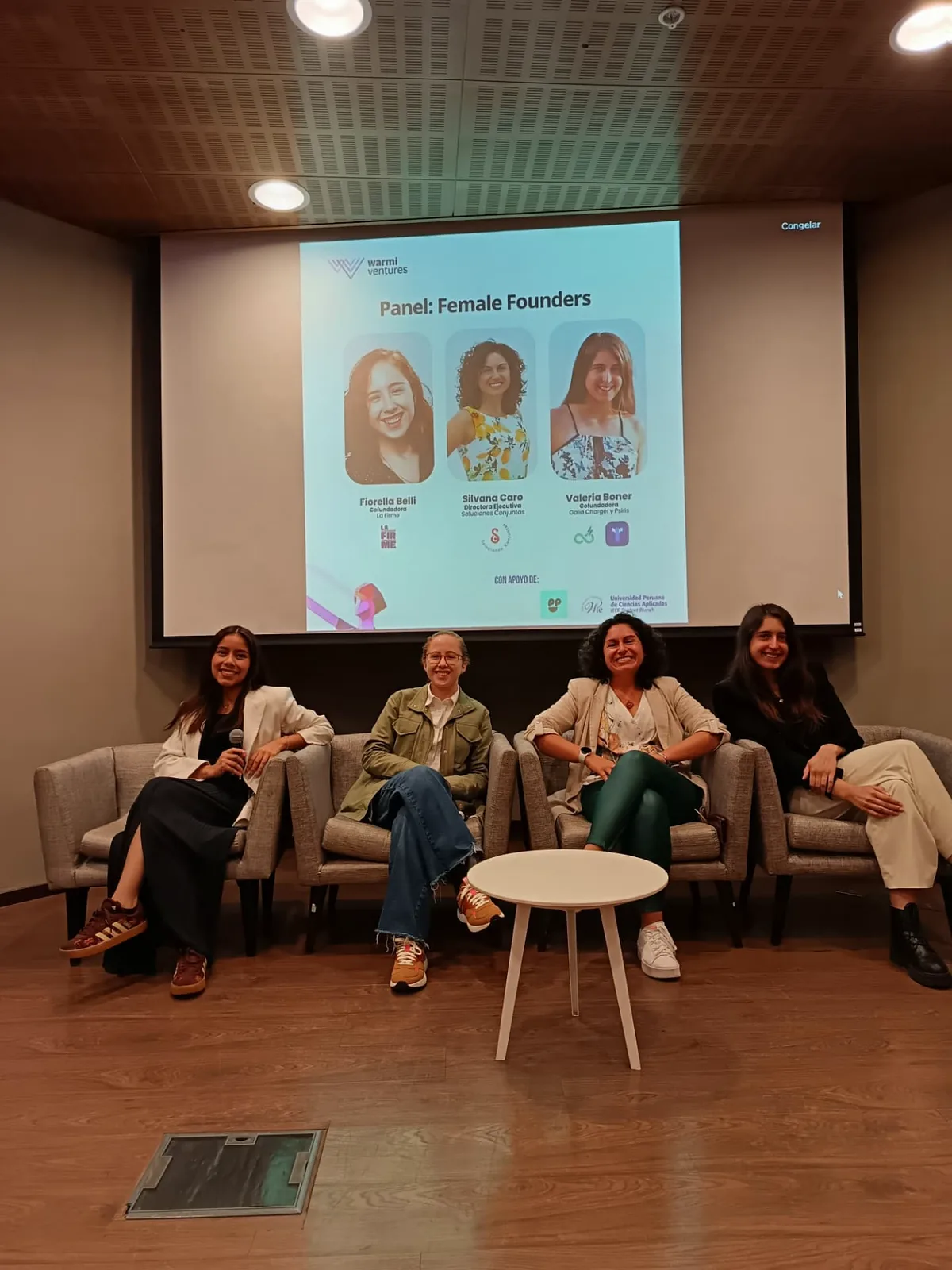 Panel Female Founders con tres fundadoras conversando en escena