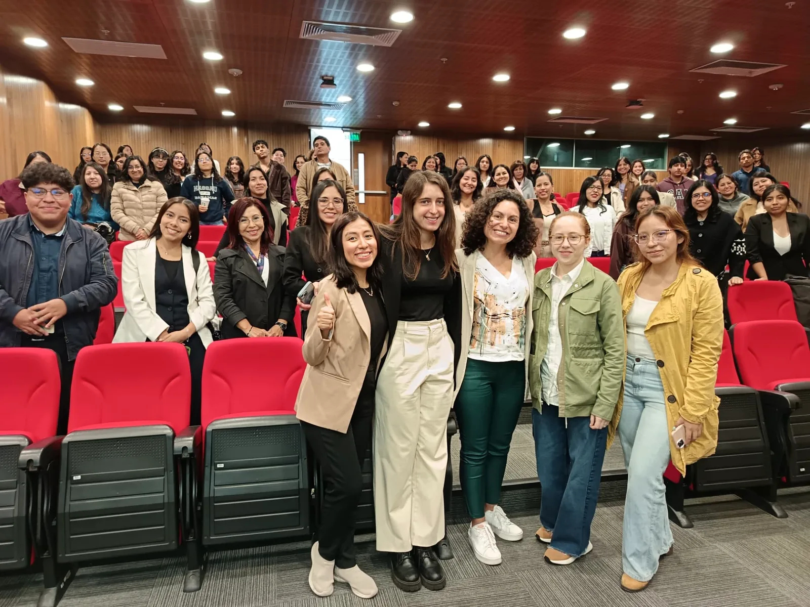 Cohorte completa posando en el auditorio junto a las panelistas
