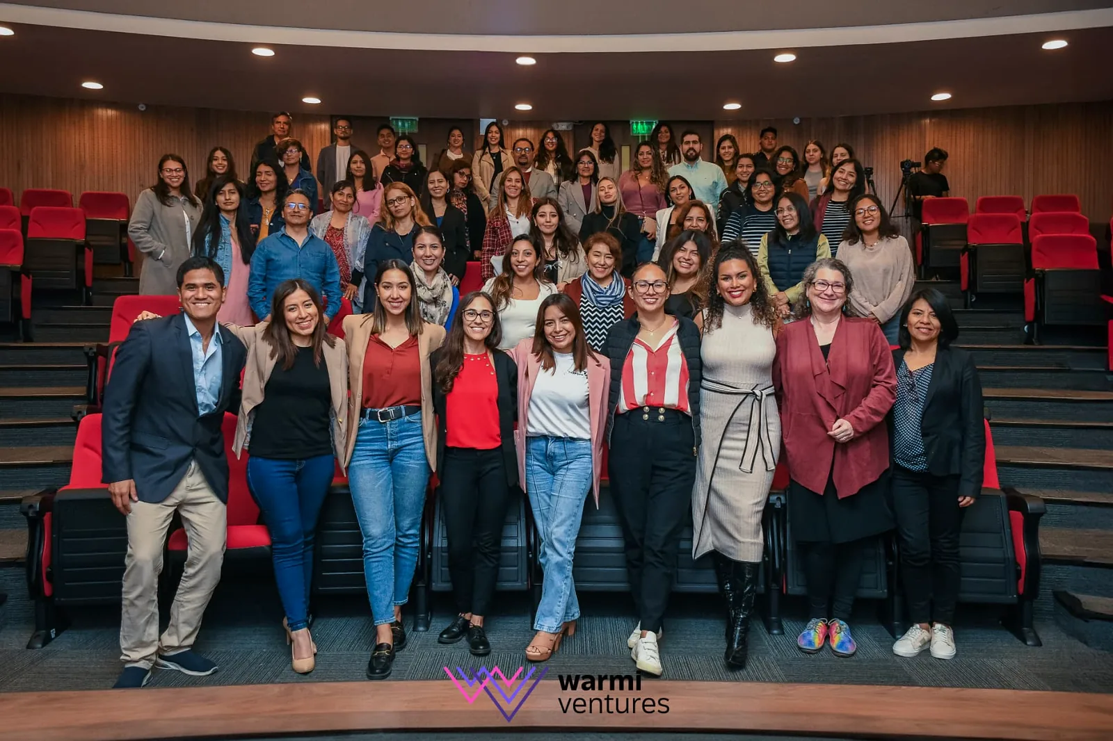 Foto grupal de la cohorte y el equipo Warmi en el auditorio