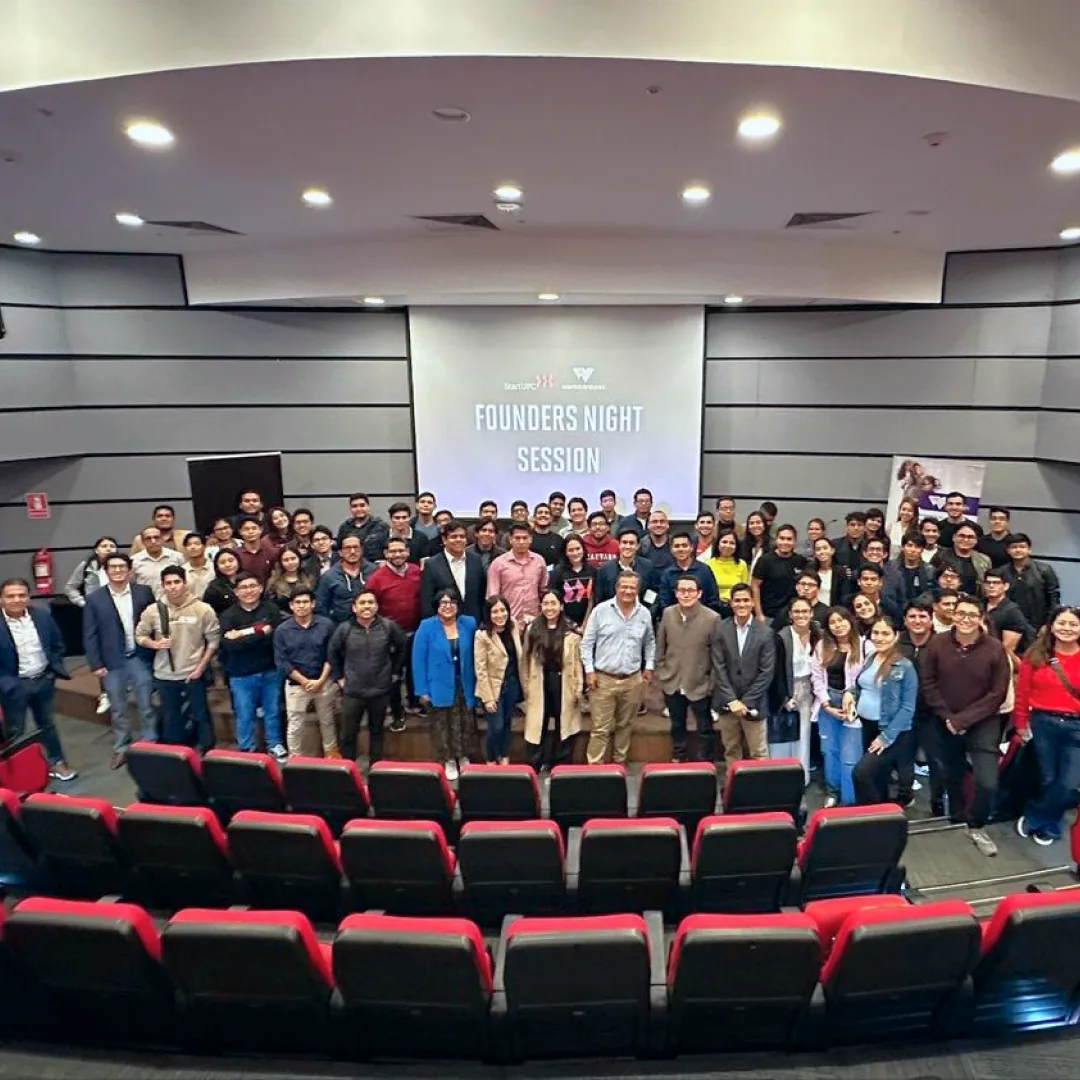 Foto grupal del Founders Night en un auditorio lleno