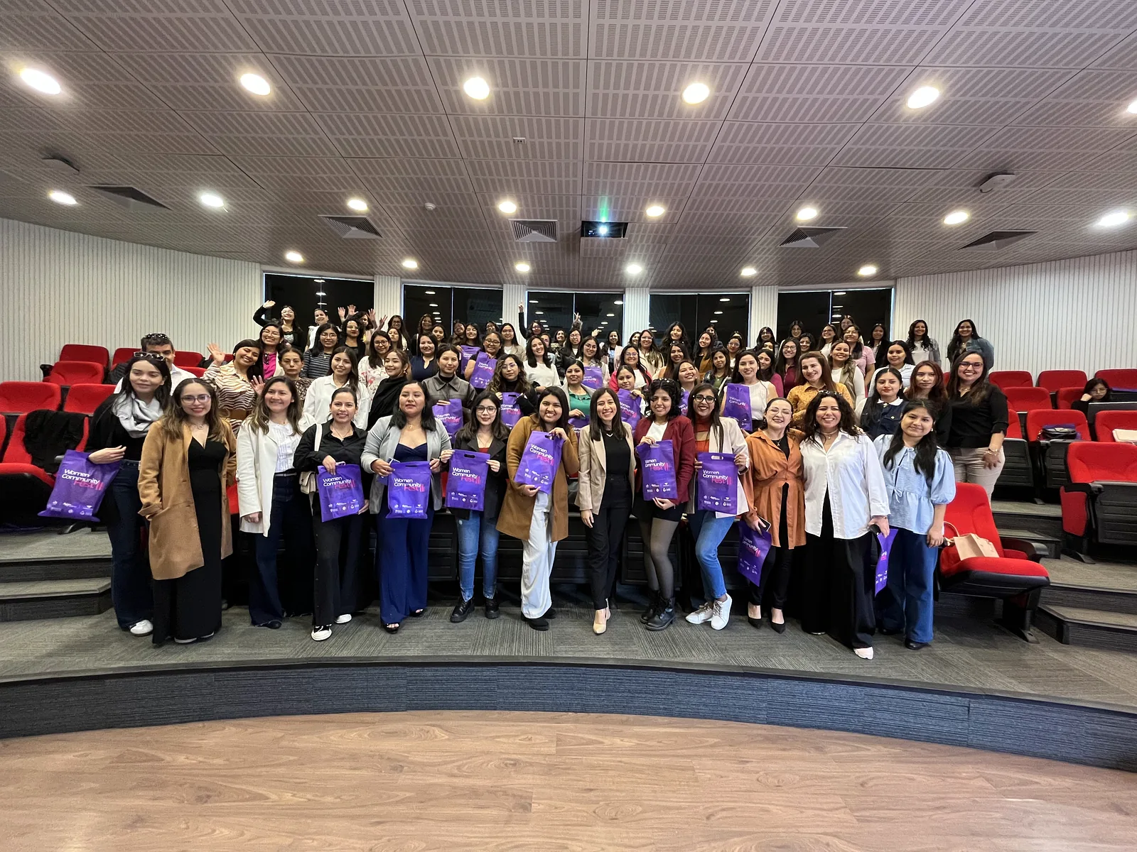 Participantes celebrando en el evento Women Community