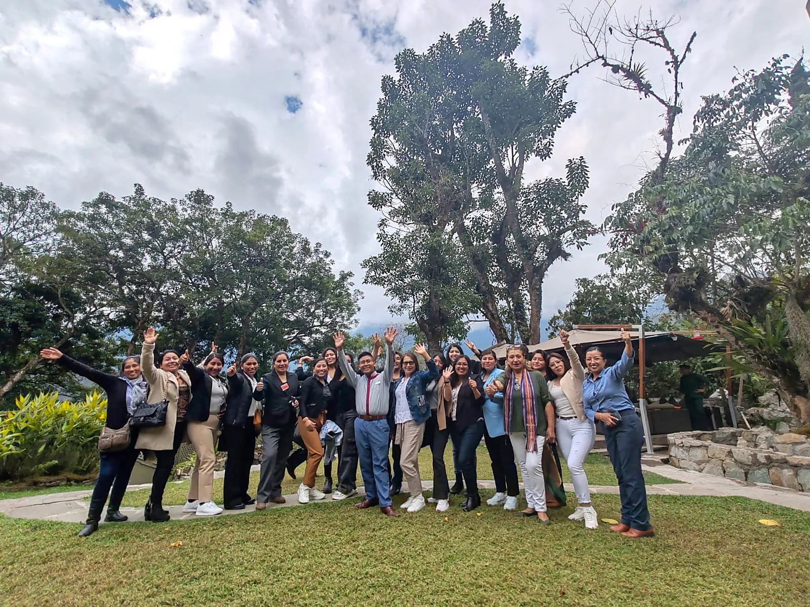 Cohorte Warmi celebrando al aire libre durante una jornada presencial