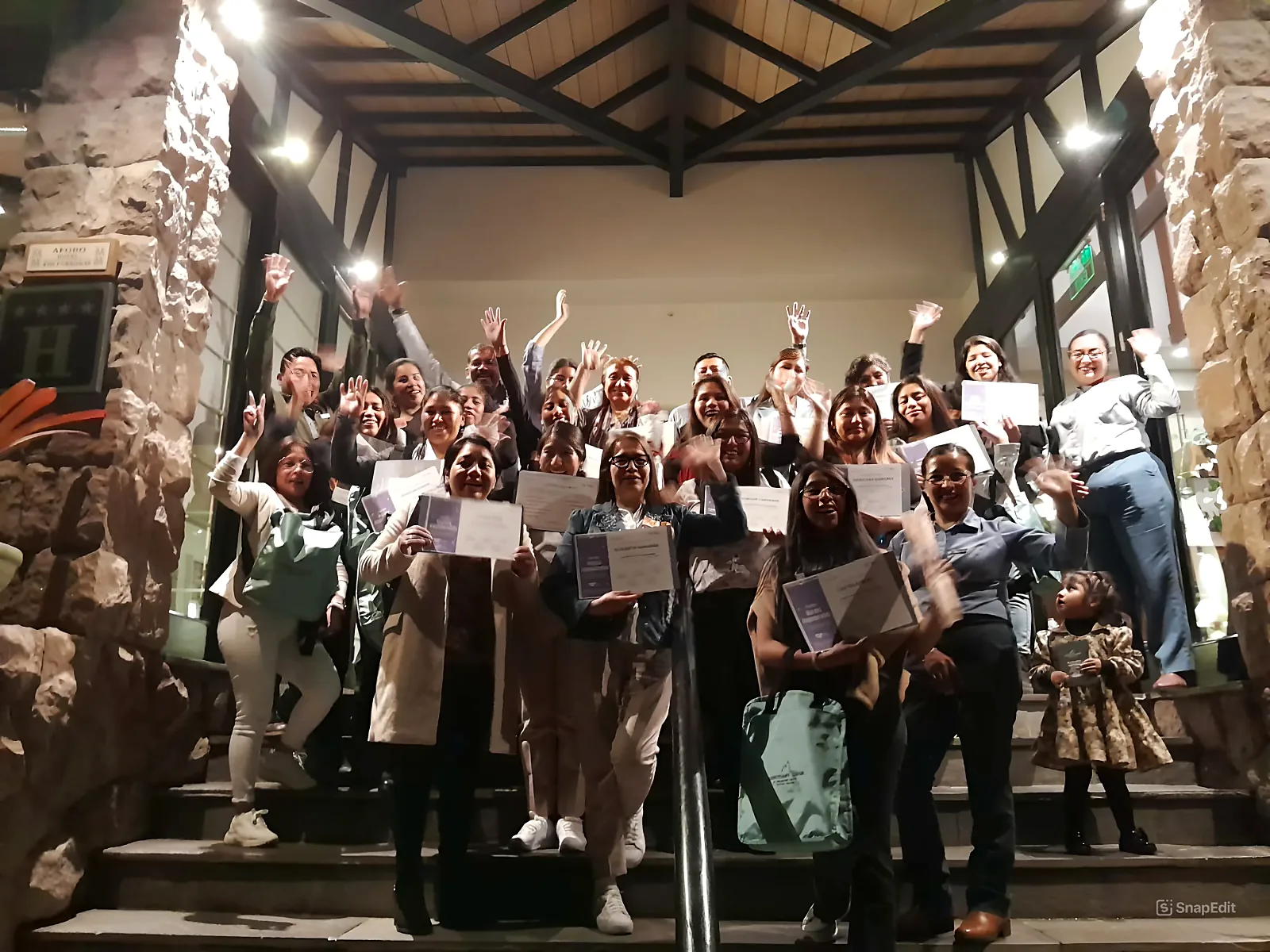 Participantes celebrando con sus certificados al cierre del programa