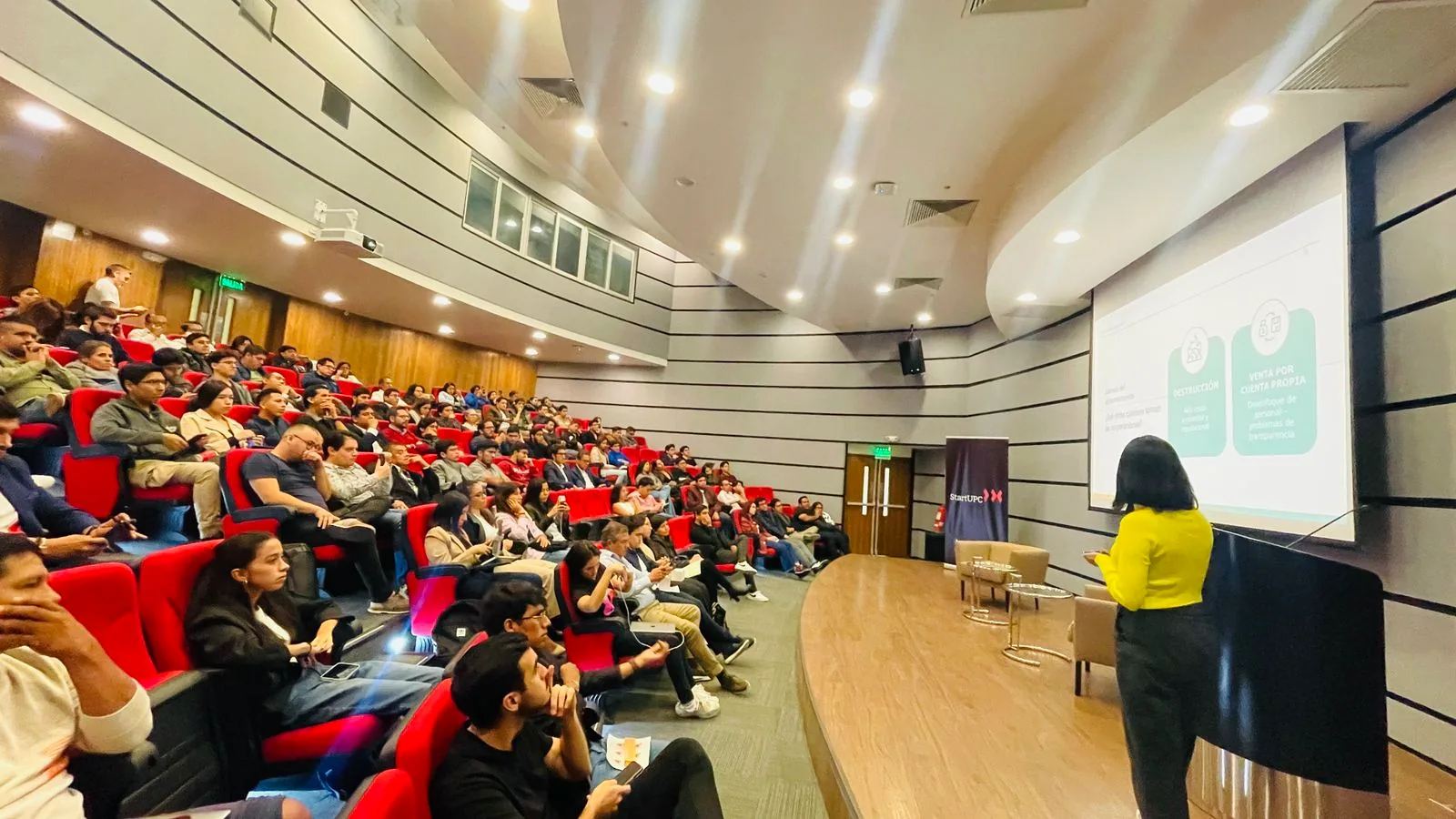 Auditorio lleno durante una sesión en vivo de Warmi Ventures