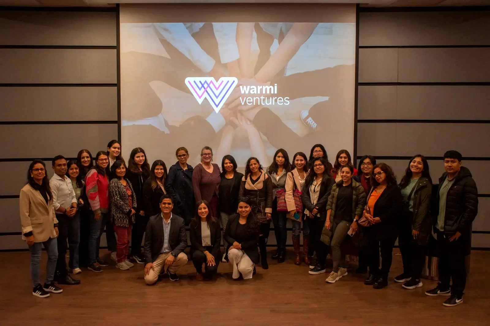 Foto grupal de la comunidad Warmi en FemWeek