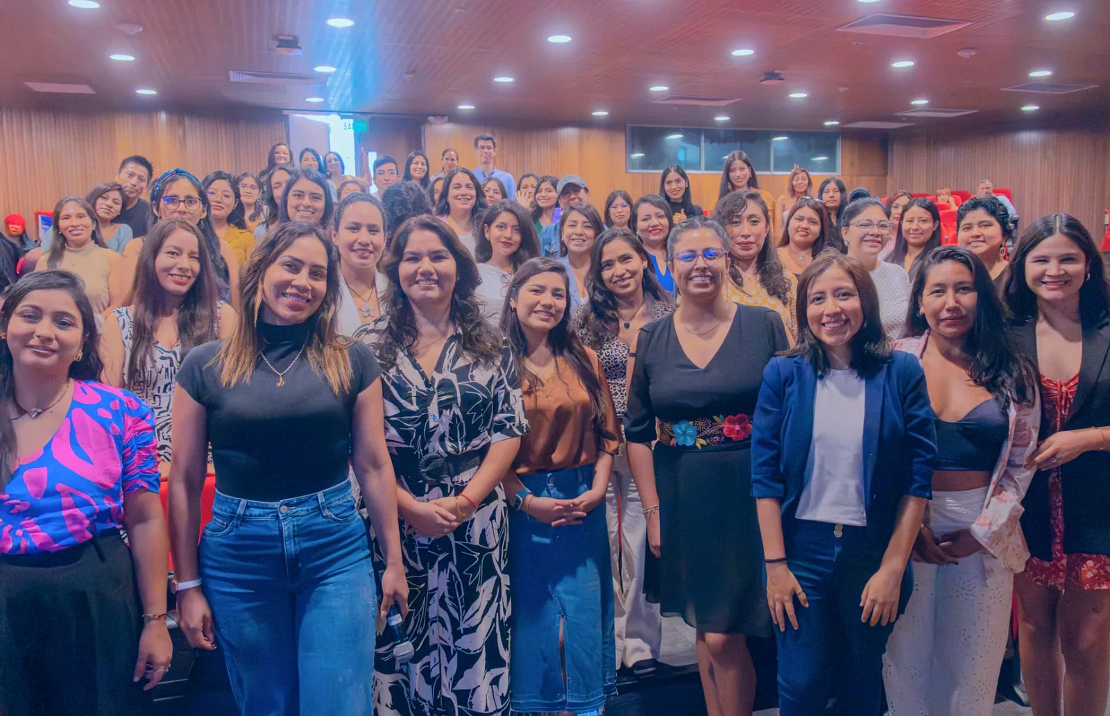 Emprendedoras de una cohorte Warmi reunidas en el auditorio